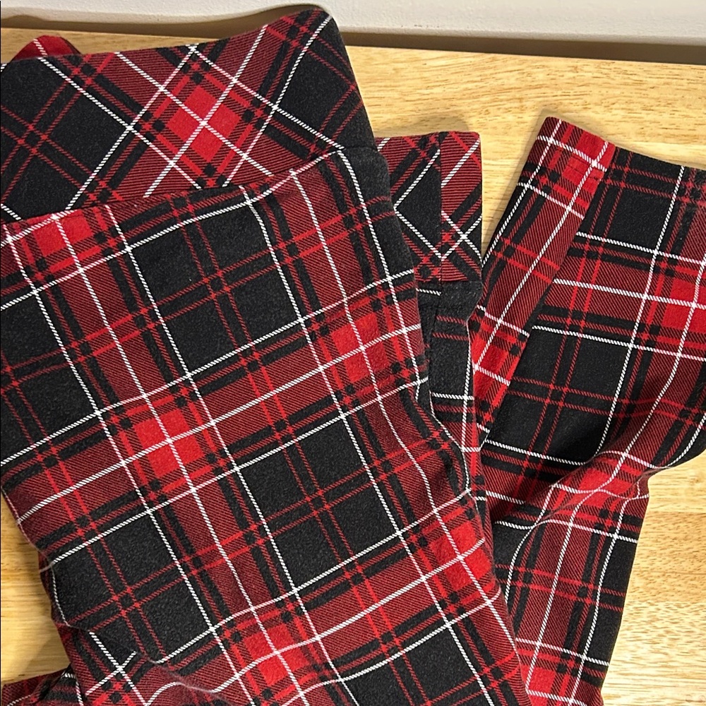 Torrid Red and Black Plaid Pull on Pocket Pixie Leggings - Picture 6 of 10